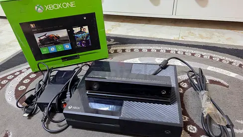 Xbox One console with Kinect, original box and power cable