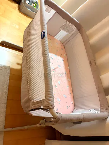 Chicco bedside bassinet / co-sleeper - good used condition