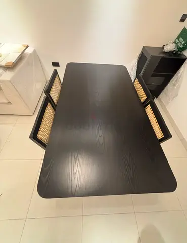 Dining table (with 6 free chairs)