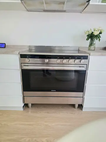 Siemens Digital Electric Cooker Ceramic iq700 latest model excellent condition