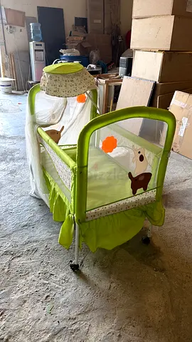 Portable green baby bassinet with canopy and mosquito net - good condition