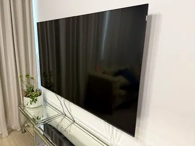 TCL 75-inch Smart QLED TV - Wall Mounted, Excellent Condition