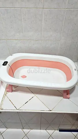 Baby bathtub - compact, gently used