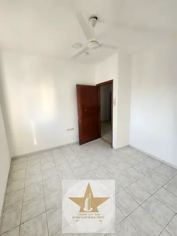 شقة غرفة وصالة مع بلكونة للإيجار في النباعة – موقع استثنائي! ✨ فرصة ممتازة للسكن في موقع حيوي ومخدم بالكامل بالقرب من دوار الساعة! 🏢 التفاصيل: غرفة