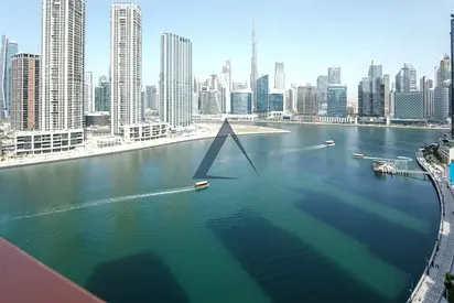 شقة غرفتي نوم مفروشة فاخرة | إطلالة على القناة وبرج خليفة