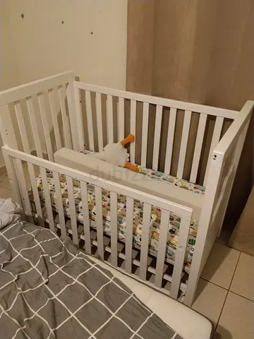 White wooden baby bed with mattress Micuna