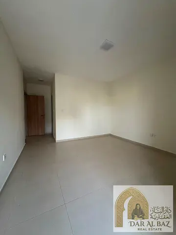 ثلاث غرف وصاله بموقع مميز علي شارع الوحده اول ساكن