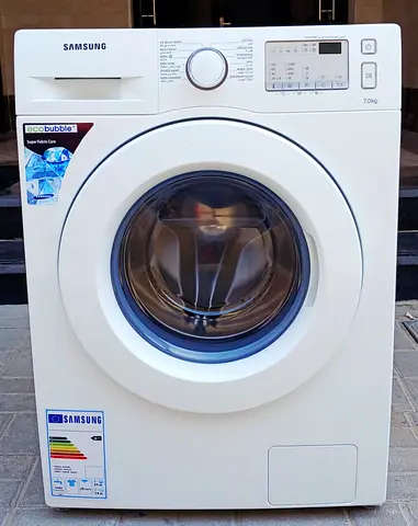 Samsung brand 7kg washing machine, white color, condition is good working.
