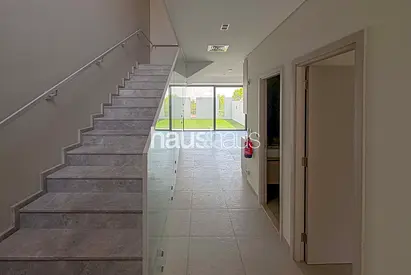 Single Row | Vacant | Modern |