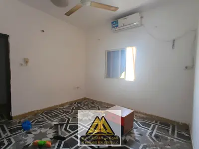 غرفة وصالة تكييف سبليت مميز بدون ليفت مناسبة للشيرنج والموظفين موقع قريب من جميع الخدمات