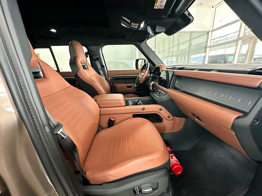 Land Rover Defender 2025