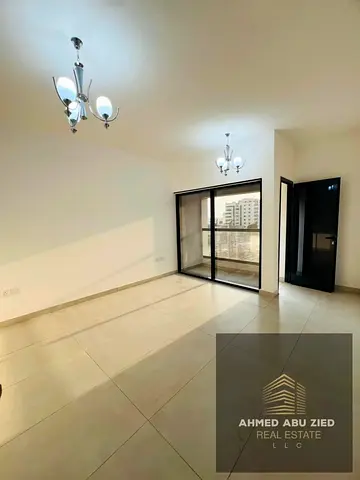 شقة غرفة وصالة أول ساكن للإيجار السنوي في النعيمية 1 عجمان، بجوار جسر غلفا، بلكونة بإطلالة مفتوحة، تشطيبات ممتازة، 33,000 درهم