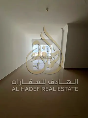 شقة 3 غرف وصالة للإيجار في التعاون | مخرج مباشر إلى دبي | جيم ومسبح مجانًا | موقع مميز | 4 دفعات