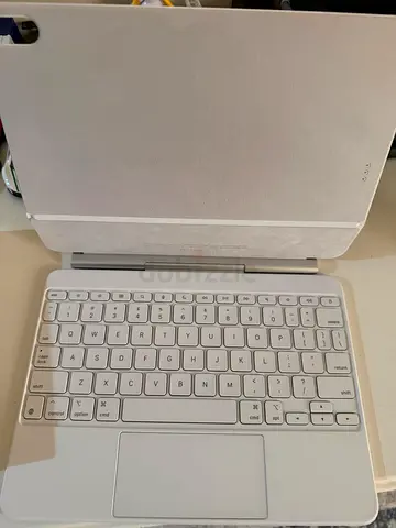 Apple Magic keyboard for iPad Air 13 M3/M4 English-white same new conditions 700 Dhs.