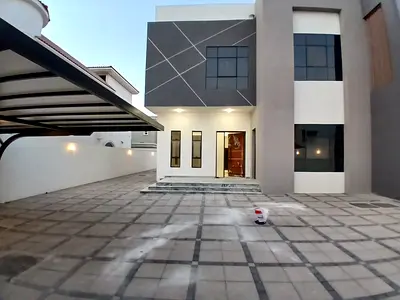 اول ساكن - تشطيب مودرن - غرف ماستر - خزائن حائط - صاله ومجلس - تكيف مركزي - غاز مركزي -  حوش كبير -  باركن ل ٤  سيارات