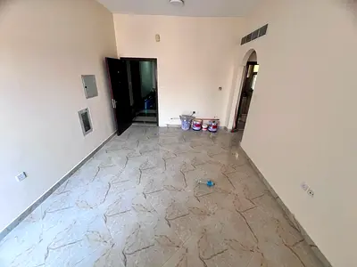 في الجرف 2  خلف مركز دلتا  مساحه كبيره  بلكونه اطلاله مفتوحه  موقع مميز وخادمي  سهل المخرج للشارقه ودبي  27 الف