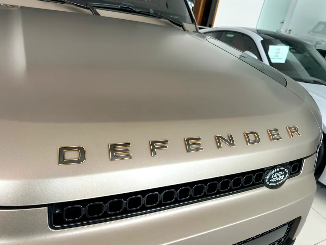 Land Rover Defender 2025