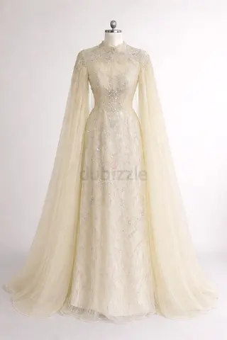 فستان سواريه ملكي باللون الذهبي - مرصع بتطريز فضي (مع ملحقات مجانية) Royal Golden Evening dress