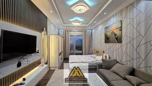 فرصة مميزة للسكن في استوديو مُجدد ومُحدث بالكامل، في طابق مرتفع مع إطلالة مفتوحة ومميزة، جاهز للسكن الفوري، ومناسب لمن يبحث عن الراحة والخصوصية في موق