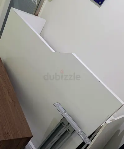 White gloss reception table