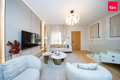 Luxurious villa with landscaped gardens & pool
