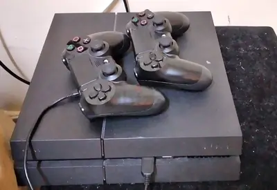 Ps4 with 2 controls and 6 games
