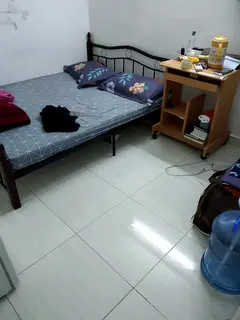 studio room available in baniyas east only 2000