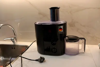 Black electric juice extractor / juicer - good working condition