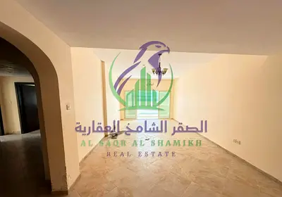 شقة ثلاث غرف وصالة للإيجار السنوي في التعاون الشارقة بلكونة غرفة خادمة خزائن حائط موقع مميز مساحات واسعه