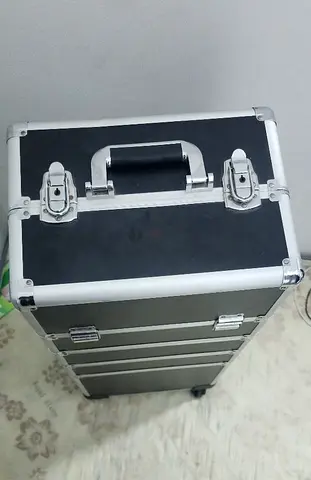 Tall rolling aluminium makeup / tool trolley case with compartments