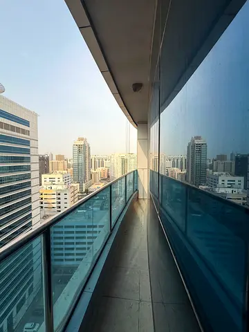 🏡 شقة للإيجار في المجاز 1، الشارقة  اكبر فيو | 3 غرف ماستر وصالة واسعة | غرفة خادمة ماستر | 4 حمامات | تكييف مجاني | باركينج وجيم ومسبح | 95,000 درهم