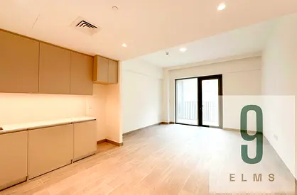 Brand New | Large Living | Directly on Creek Beach