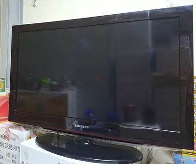 Samsung 32inch LCD TV with Stand
