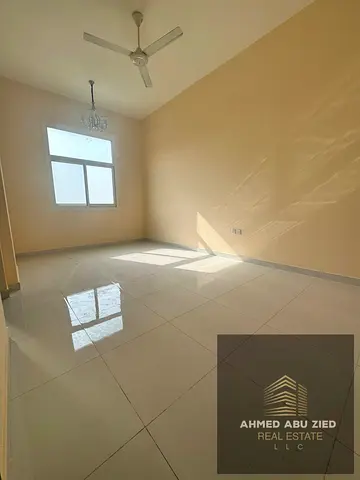 شقة غرفتين ماستر للإيجار السنوي في الحميدية عجمان، 3 حمامات، خزائن حائط، تشطيبات ممتازة، مناسبة للعائلات، مع خيار إيجار شهري. موقع مميز جدا من الخدمات