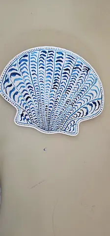 blue and white decorative shell-shaped wall plate/tray