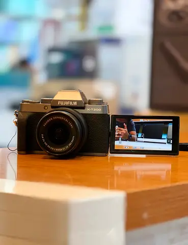 Fujifilm X-T200 mirrorless camera with kit lens - excellent condition