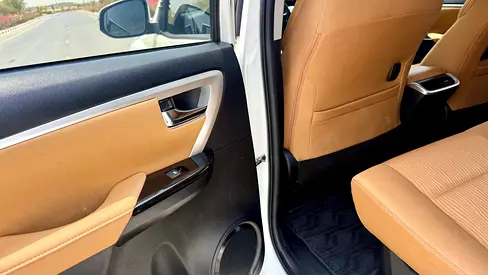 2016 Toyota FORTUNER — миниатюра 8