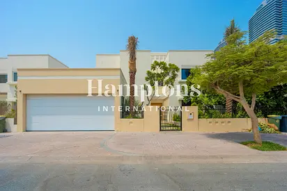 Courtyard | Fully Furnished and Extended | Luxury