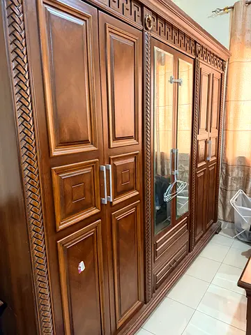 6 Door Wardrobe with Mirror in mint condition
