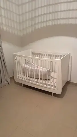 Like new White Modern Baby Crib - Solid Wood, Good Condition