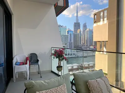 سكن فاخر في منطقة بيزنس باي | شقة مفروشة بالكامل بغرفتي نوم | جاهزة للسكن