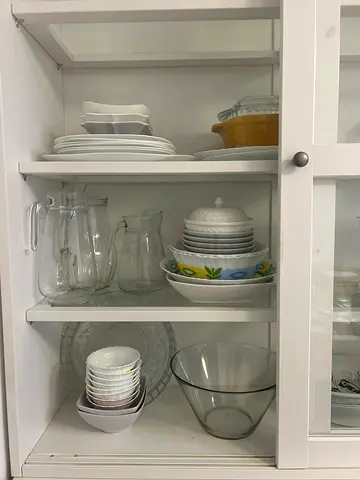 Assorted crockery and glassware