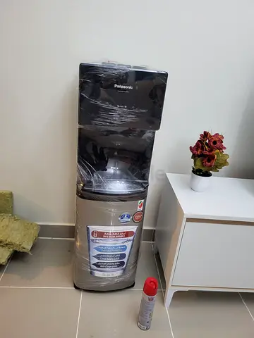 Bottom load water dispenser