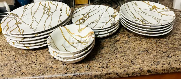 White and gold dinner set