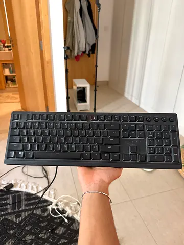 This is a Razer Ornata V3 gaming keyboard, featuring low-profile mecha-membrane switches.The keyboar