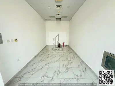 محل بواجهة مميزة وإمكانية عمل ميزانين