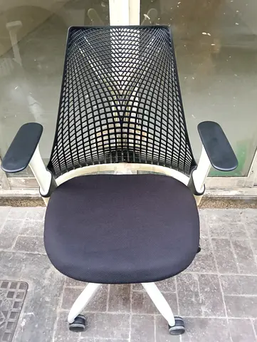 Herman Miller sayle chair for selling.good condition