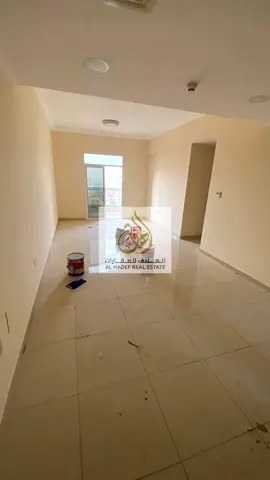 🌟 فرصة مميزة للسكن في شقة داخل بناية حديثة (ثاني ساكن)، بموقع استراتيجي في الجرف 3، قريبة من السوق الصيني ومركز القبائل للتخفيضات، مع مساحات واسعة وت