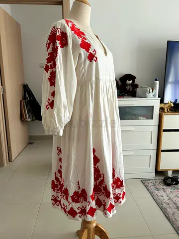 White linen dress with red embroidered floral pattern - size S