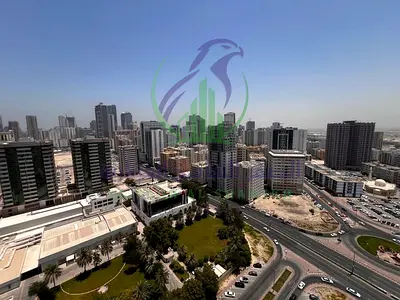شقه ثلاث غرف وصاله التعاون علي مخرج دبي مع باركينج مجاني عرفه خادمه بلكونه مسحات واسعه اطلاله مفتوحه